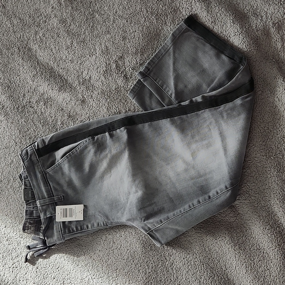 Torrid women's pull up capris sz 14